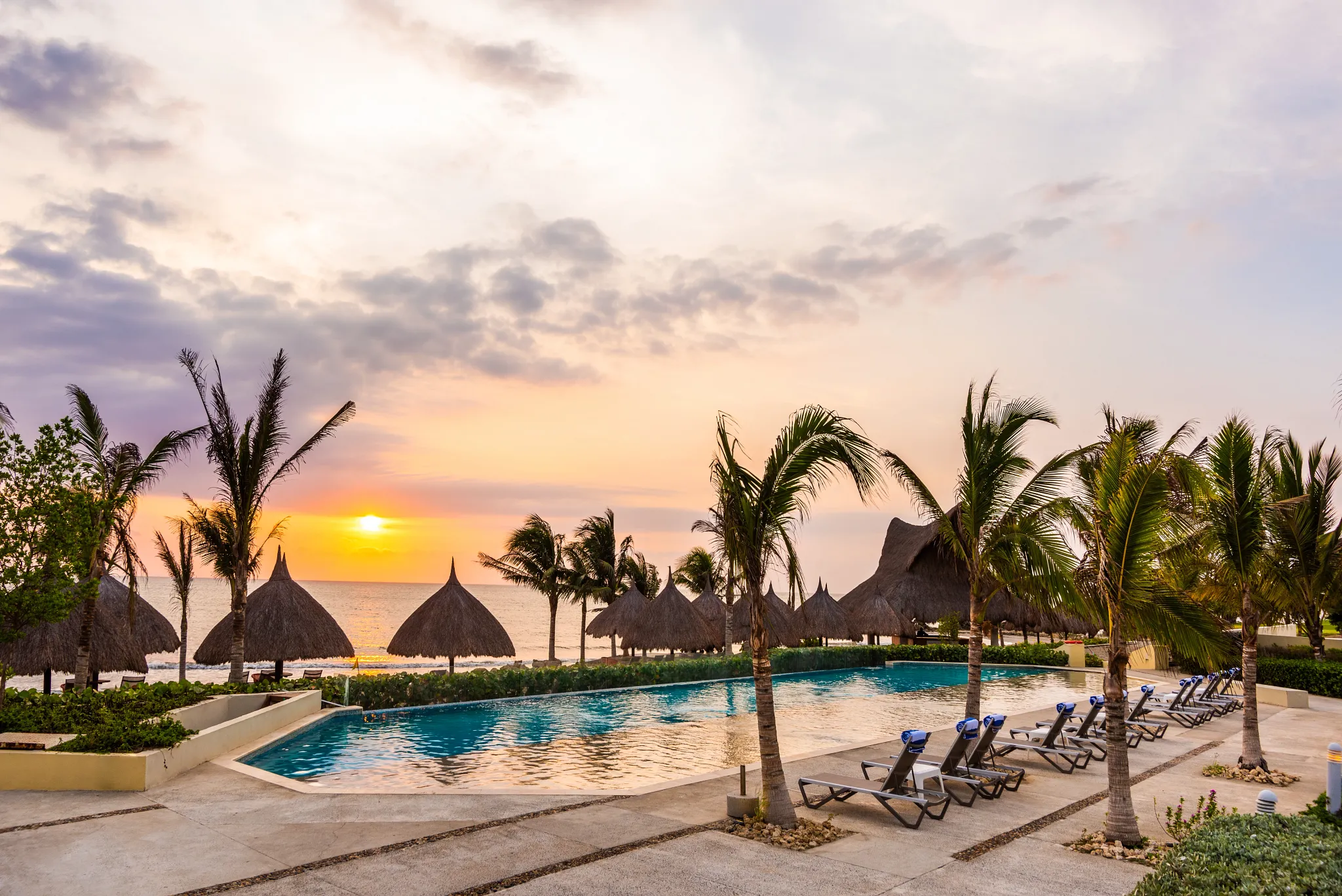Sunset Swimming Pool - Dreams Karibana Cartagena Golf & Spa Resort
